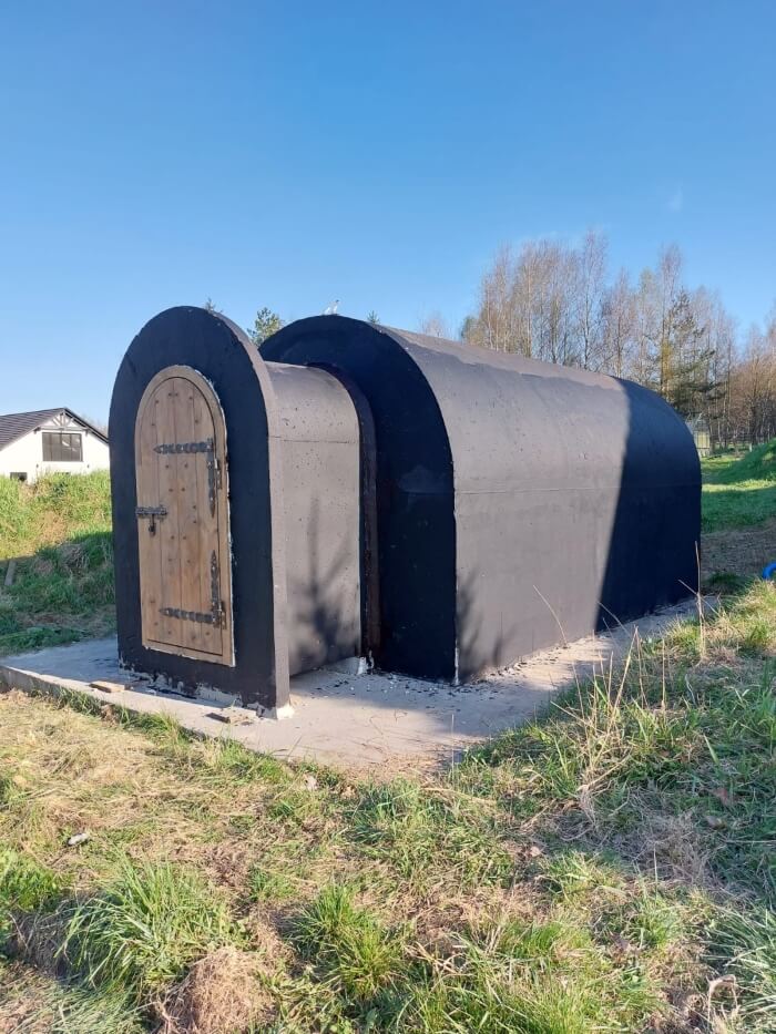 Hotový zahradní sklípek s předsíní, nainstalovaný na pozemku klienta v Orlová